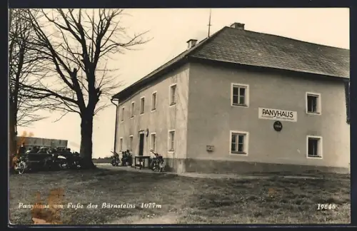 AK Bärnstein, Gasthaus Panyhaus Asslinger mit Besuchergruppe, Motorräder
