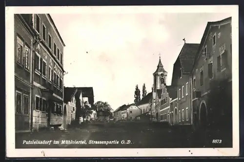 AK Putzleinsdorf im Mühlviertel, Strassenpartie mit Häusern und Kirche