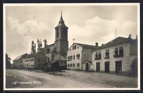AK Putzleinsdorf /O.-Ö., Strassenpartie mit Kirche, Panorama