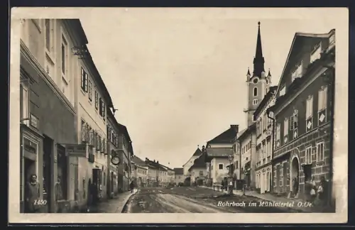 AK Rohrbach im Mühlviertel, Strassenpartie mit Geschäften und Kirchturm