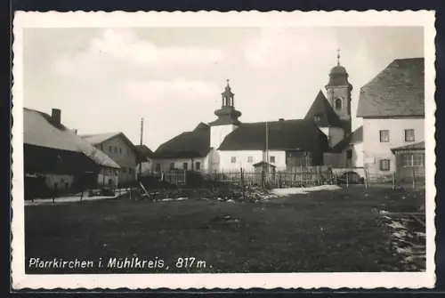 AK Pfarrkirchen i. Mühlkreis, Strassenpartie mit Blick zur Kirche