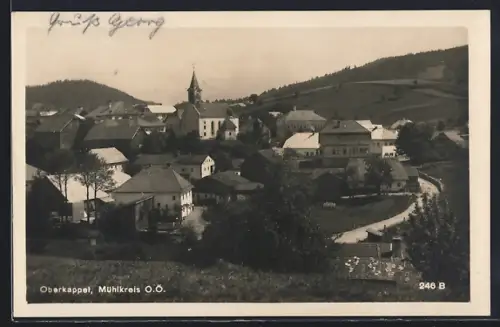 AK Oberkappel im Mühlkreis, Gesamtansicht mit Strasse und Bergpanorama