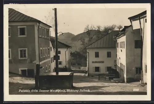 AK Peilstein /O.-Ö., Strassenpartie mit Gasthaus zur Post und Brunnen, Bergpanorama