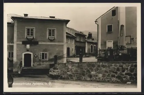 AK Peilstein /O.-Ö., Ortspartie mit Kriegerdenkmal, Treppenaufgang und Haus mit Girlanden