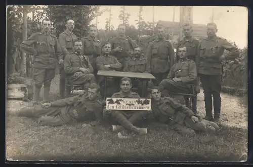Foto-AK AK Gallneukirchen /O.-Ö., Soldatengruppe mit Grussschild vor einem Gewässer