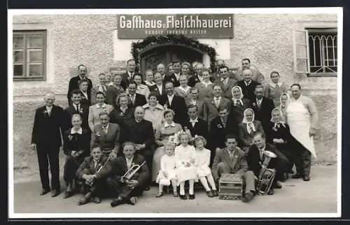 Foto-AK Grein, Gasthaus-Fleischerei Reiter, Gruppe mit Fleischer und Blasinstrumenten vor dem geschmückten Eingang