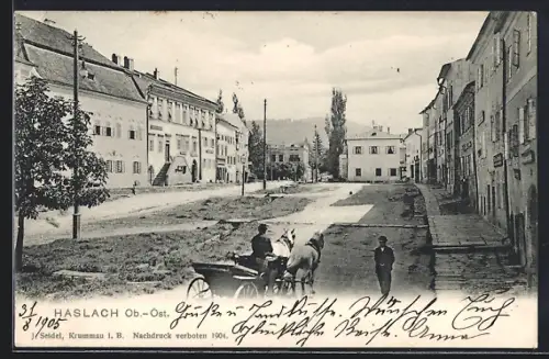 AK Haslach /O.-Ö., Platzpartie mit Graben u. Bretterstegen, Kutsche