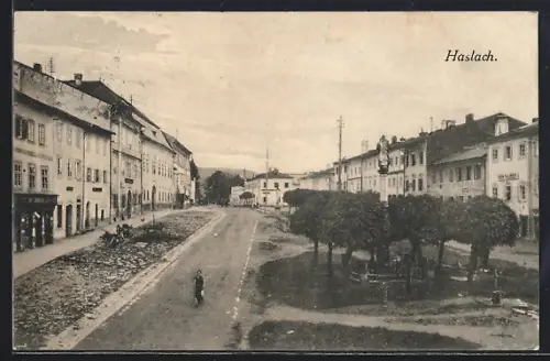 AK Haslach, Platz mit Säulendenkmal-Anlage und Strasse aus der Vogelschau