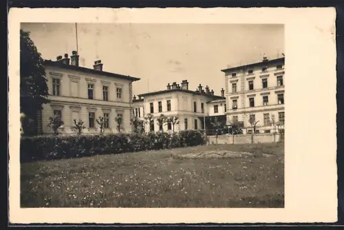 Foto-AK Wien, Rudolfinerhaus mit parkendem Auto