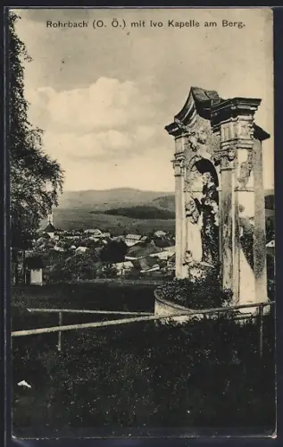 AK Rohrbach /O. Ö., Ortsansicht mit Ivo Kapelle am Berg
