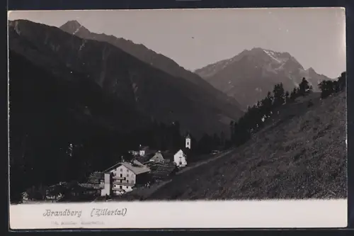 AK Brandberg /Zillertal, Ortsansicht mit Kirche gegen die Berge