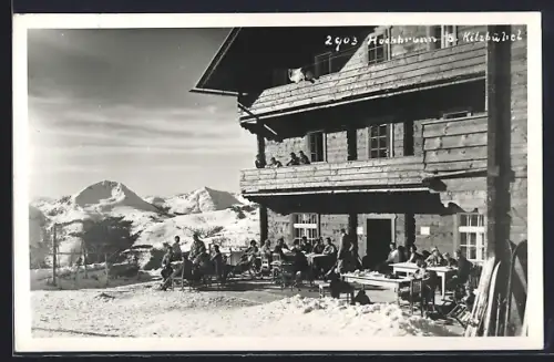 AK Kitzbühel, Gasthof Hochbrunn mit Urlaubern im Winter