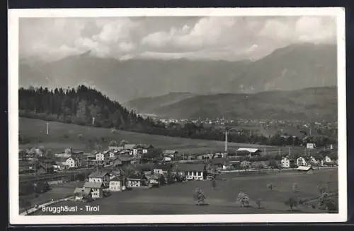 AK Brugghäusl /Tirol, Ortsansicht mit Eisenbahnstrecke aus der Vogelschau