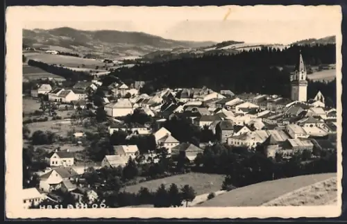 AK Haslach /O. Ö., Ortsansicht mit Kirche vom Berghang aus
