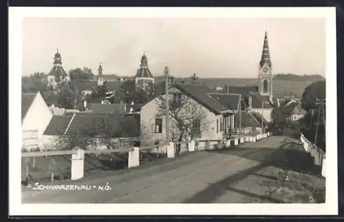 AK Schwarzenau /N. Ö., Strassenpartie mit Wohnhäusern und Kirche