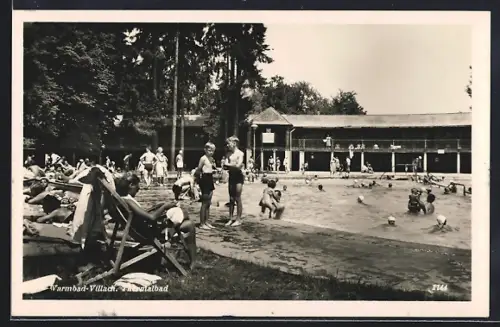 AK Villach, Warmbad, Thermalbad mit Badegästen und Gebäude