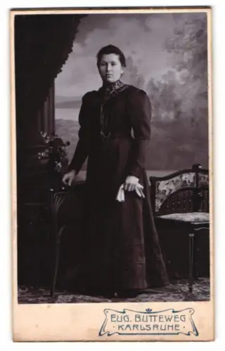 Fotografie Eug. Butteweg, Karlsruhe, Amalienstr. 37, Elegante Dame im Atelier