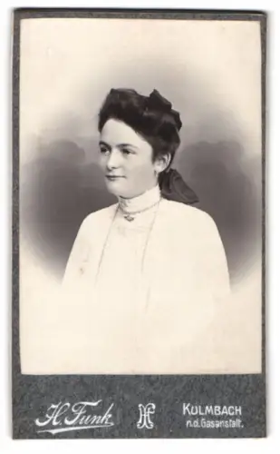 Fotografie H. Funk, Kulmbach, Porträt einer elegant gekleideten Dame