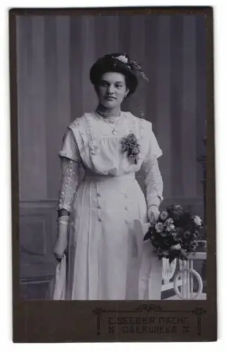Fotografie C. Seeber Nachf., Oberwiesa, Elegante Dame mit Blumenschmuck