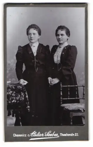 Fotografie Atelier Seeber, Chemnitz, Theaterstr. 22, Zwei Damen in eleganter Garderobe