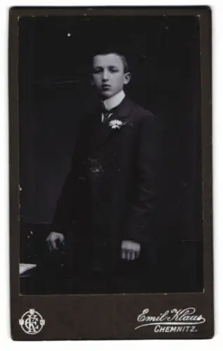 Fotografie Emil Klaus, Chemnitz, Eleganter junger Mann mit Blume im Revers