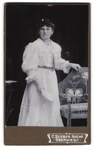 Fotografie C. Seeber Nachf., Oberwiesa, Elegante Dame im weissen Kleid