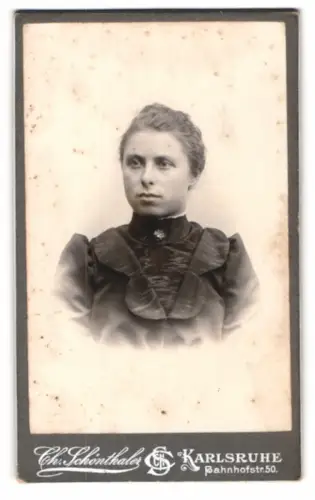 Fotografie Chr. Schönthaler, Karlsruhe, Bahnhofstr. 50, Porträt einer Frau 1900