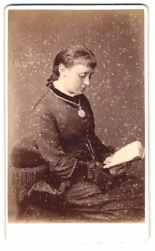 Fotografie L. Werner, Dublin, Leinster Street 15, Frau beim Lesen