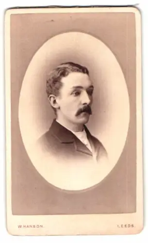 Fotografie W. Hanson, Leeds, Opposite the New Infirmary, Porträt eines Mannes