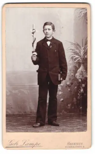 Fotografie Gebr. Lampe, Hannover, Humboldtstr. 2, Junge mit Kerzenhalter und Buch