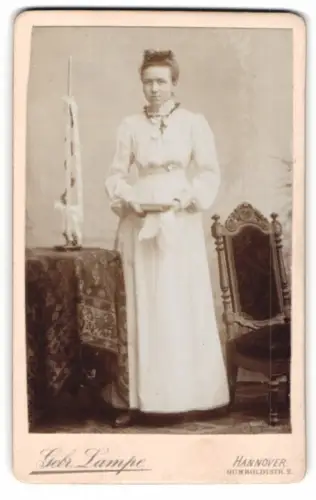 Fotografie Gebr. Lampe, Hannover, Humboldtstr. 2, Frau in elegantem Kleid neben Stuhl