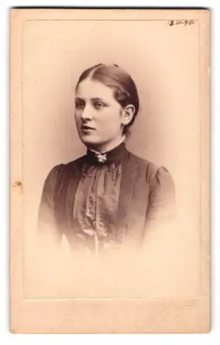Fotografie R. Grundner, Berlin, Blücherstrasse 13, Porträt einer jungen Frau 1890