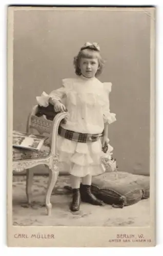 Fotografie Carl Müller, Berlin, Unter den Linden 13, Mädchen mit weissem Kleid und Schleife