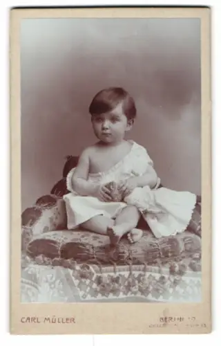 Fotografie Carl Müller, Berlin, Unter den Linden 13, Kleinkind auf Kissen