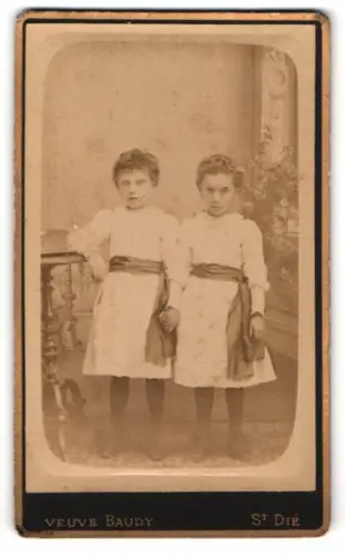 Fotografie Veuve Baudy, St. Dié, Rue du Casino 3, Zwei Mädchen in weissen Kleidern