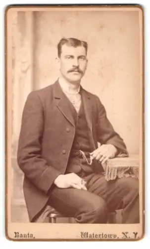 Fotografie Banta, Watertown /N.Y., Eleganter Herr im Porträt