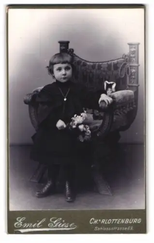 Fotografie Emil Giese, Charlottenburg, Schlossstrasse 68, Kind mit Blumenstrauss