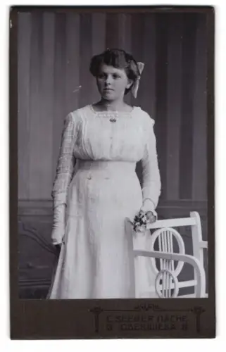Fotografie C. Seeber Nachf., Oberwiesa, Elegante Dame im weissen Kleid