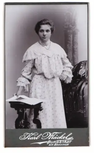 Fotografie Karl Mäckel, Burgstädt, Am Bahnhof, Elegante Dame in zeitgenössischem Kleid