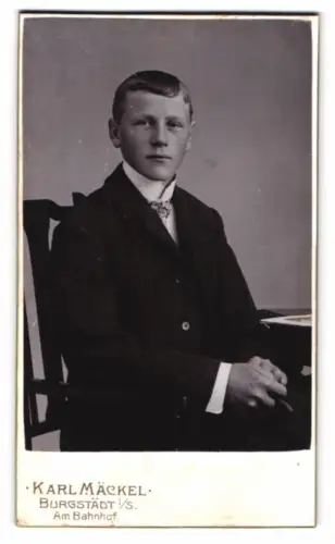 Fotografie Karl Mäckel, Burgstädt, Am Bahnhof, Porträt eines jungen Mannes