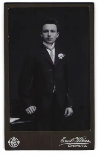 Fotografie Emil Klaus, Chemnitz, Eleganter junger Mann mit Blume im Revers