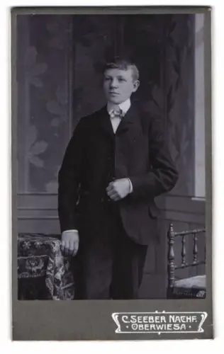 Fotografie C. Seeber Nachf., Oberwiesa, Junge im Anzug