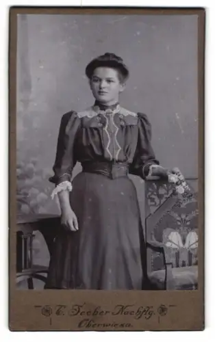 Fotografie C. Secher Nachflg., Oberwiesa, Elegante junge Frau mit Blumenstrauss