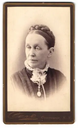 Fotografie Caro, Gouverneur /N. Y., Porträt einer Dame mit Hochsteckfrisur