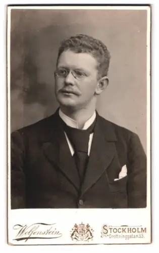 Fotografie Wolfenstein, Stockholm, Drottninggatan 33, Porträt eines Mannes mit Brille