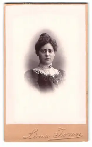 Fotografie Lina Jonn, Lund, Bantorget 6, Porträt einer jungen Frau