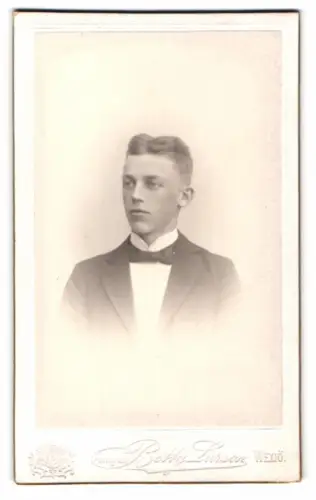 Fotografie Betty Larson, Wexiö, Sandgärdsgatan 24, Porträt eines jungen Mannes