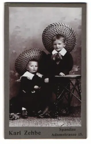 Fotografie Karl Zehbe, Spandau, Adamstrasse 15, Zwei Kinder mit Strohhüten