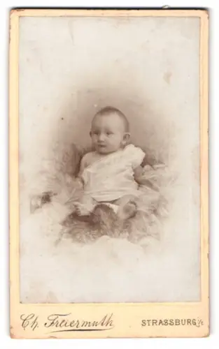 Fotografie Ch. Freiermuth, Strassburg, Ballhausgasse 5, Porträt eines Säuglings
