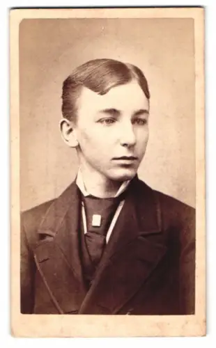 Fotografie A. W. Doust, Syracuse, South Salina Street 10, Porträt eines jungen Mannes